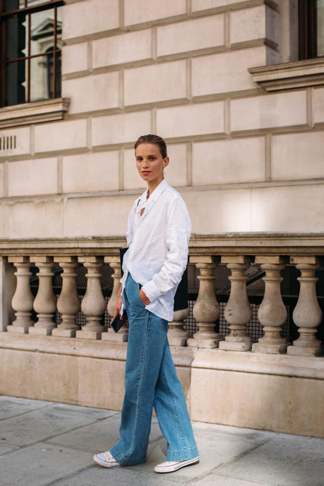 Look con pantalones vaqueros rectos y zapatillas, visto en el 'street style' de Londres