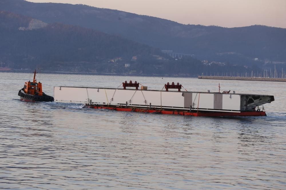 Travesía por mar de la pieza desde el puerto de Vigo al puente de Rande.