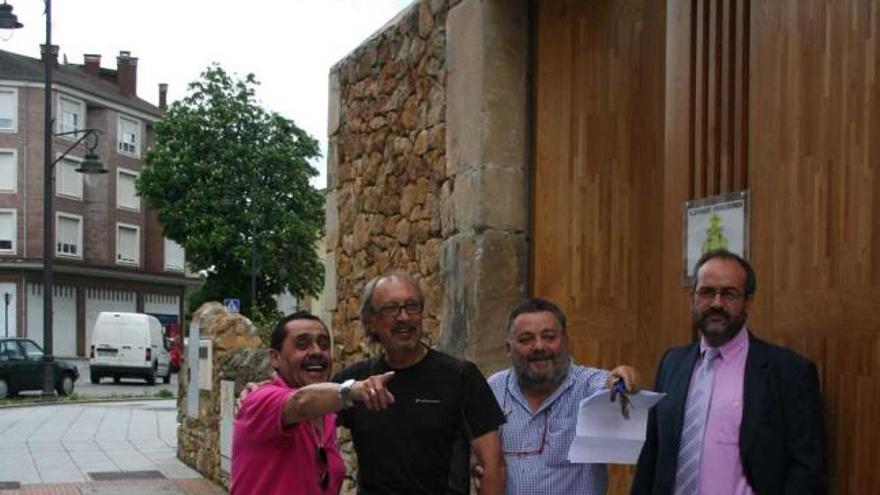 Camino. Mario Alonso, Juan Rodríguez y Ricardo Junquera indican al peregrino canadiense Yoland Roy, segundo por la izquierda, cómo llegar a Noreña por Ferrera, a las puertas del albergue de Pola de Siero.