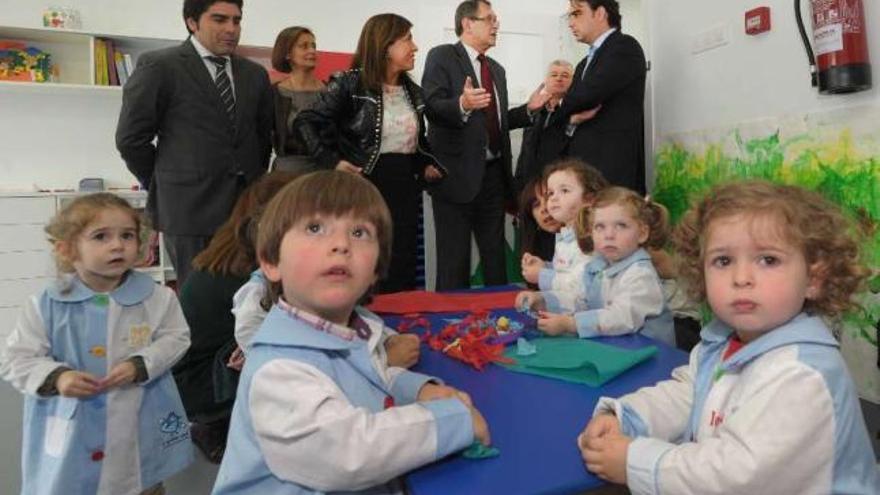 Un momento de la inauguración, ayer, de la guardería de Carballo. / l. o.