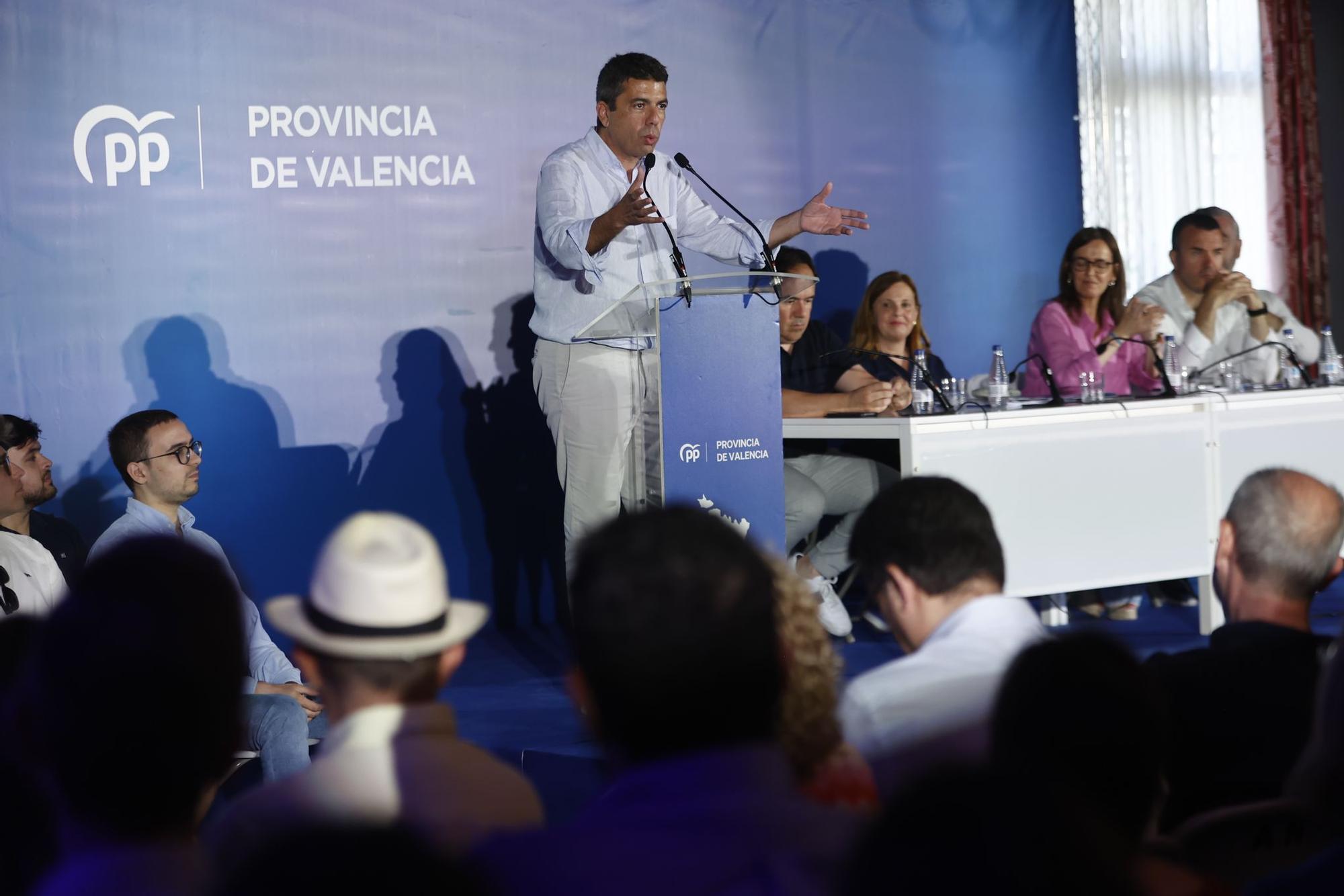 Mazón y el resto de la cúpula del PP en la junta provincial de los populares en Nàquera
