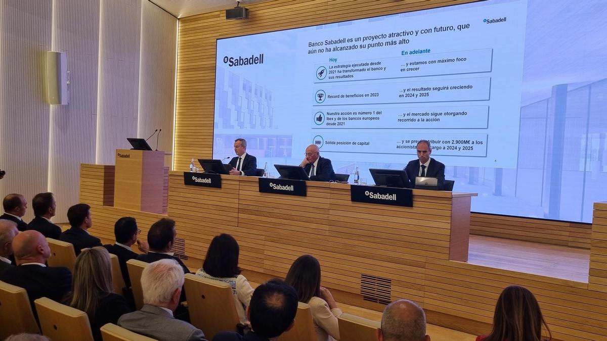 El presidente del Sabadell, Josep Oliu, y el CEO, César González Bueno, durante el encuentro con los accionistas del banco