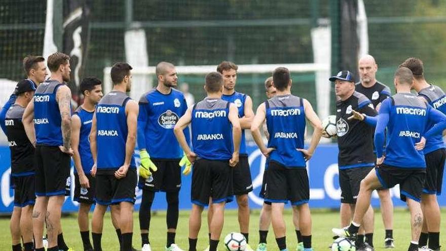 Mel, a la derecha, da instrucciones a sus jugadores.