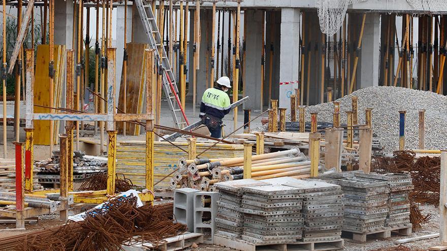 Trabajadores de una obra, tras la paralización de la construcción en el estado de alarma.