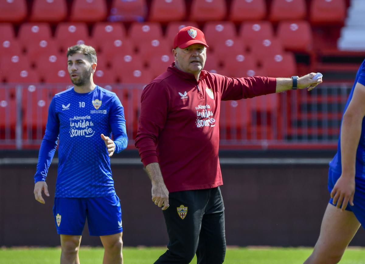 Pepe Mel entrena desde ayer con el Almería tras la etapa fallida de Garitano