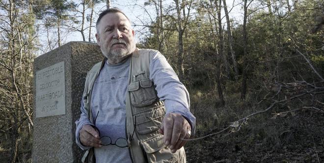 El cièntífic ambiental i naturalista Martí Boada al seu restoble, un camp de la finca de Puigpelat, al terme de Pinós, que porta el seu nom des del 2024 | MIREIA ARSO