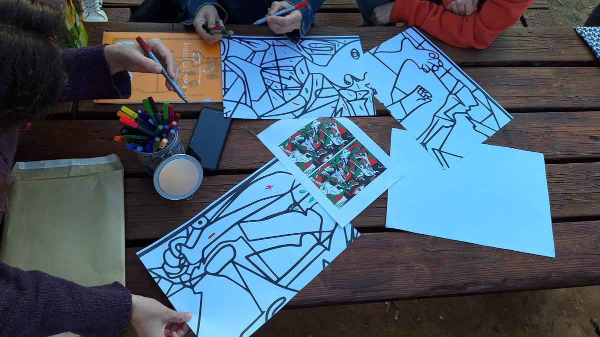 Alumnos de la escuela Pins del Vallès durante la producción del mural