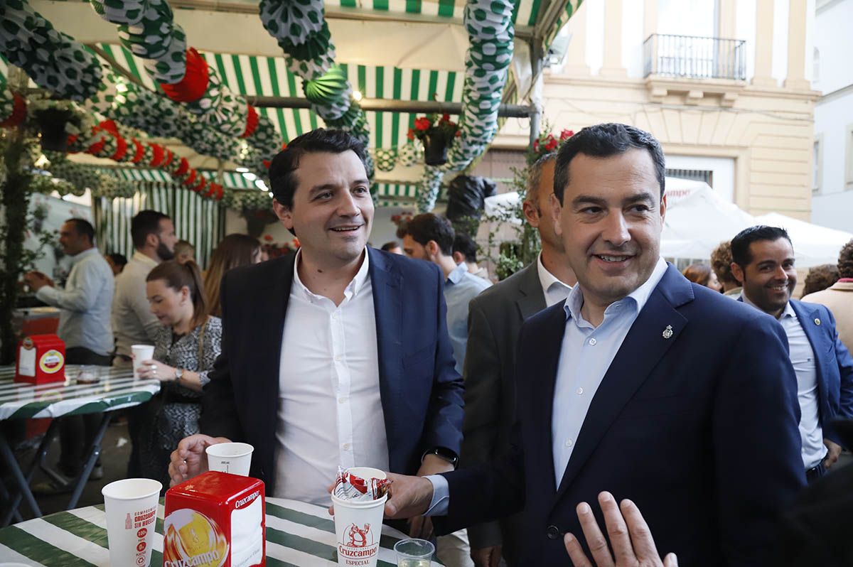 Las Cruces de Mayo vuelven a Córdoba con lluvia, Juanma Moreno y buen ambiente