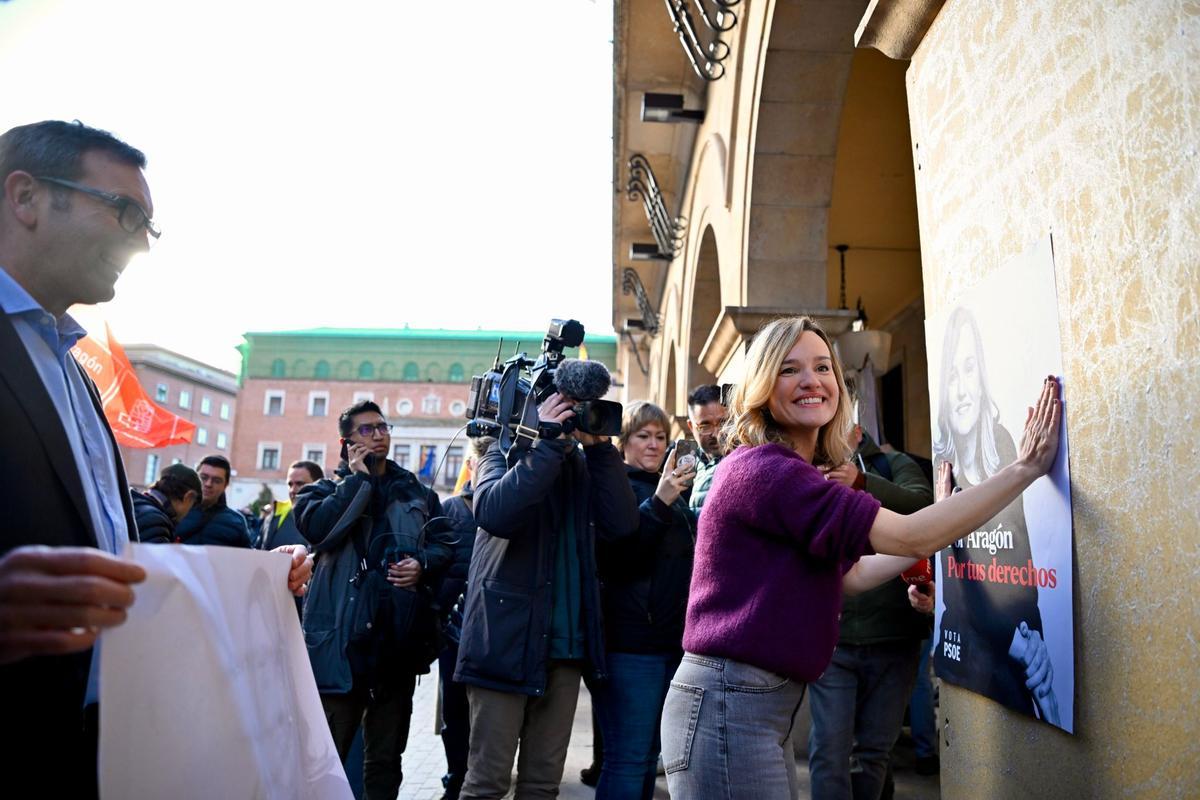 Pilar Alegría, en la pegada de carteles en Teruel.