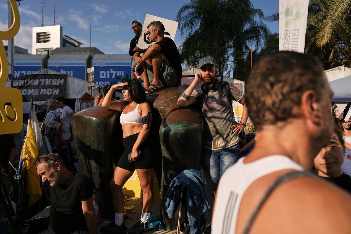 Cientos de personas aguardan en Tel Aviv el regreso de los rehenes liberados por Hamás