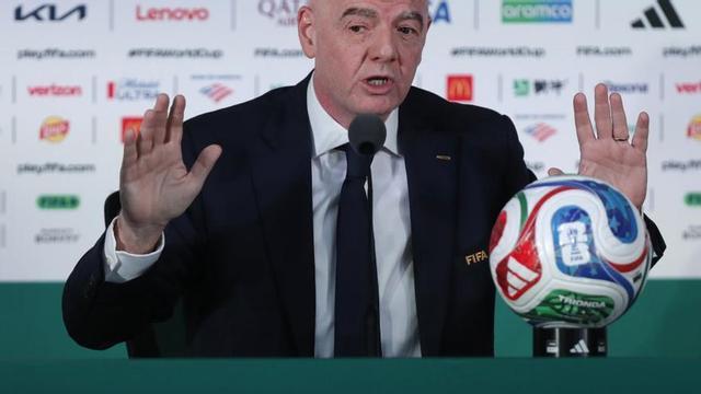 Gianni Infantino, en una roda de premsa a Mèxic en el Mundial. | ISAAC ESQUIVEL / EFE