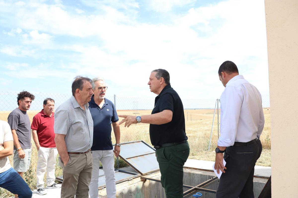 En primer plano y de derecha a izquierda, Javier Faúndez y José Martín en las instalaciones de la planta compacta de tratamiento de agua en Almaraz de Duero.