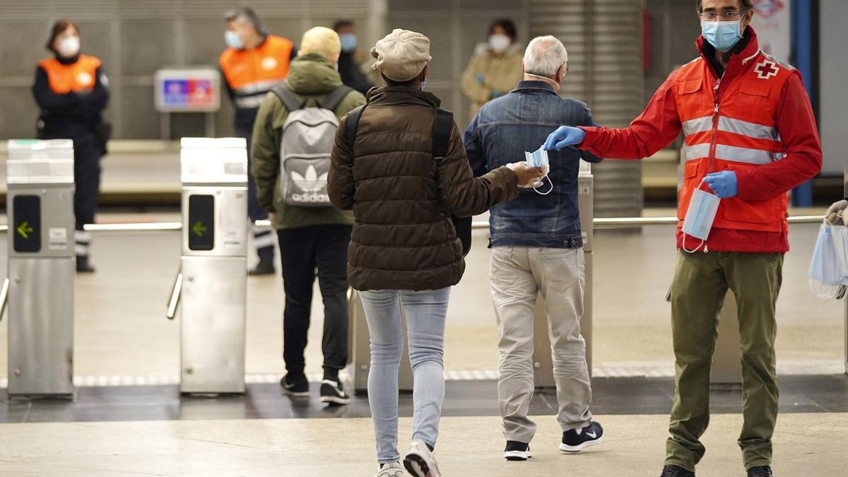 Usuarios del transporte público con en la estación de Atocha, en Madrid.