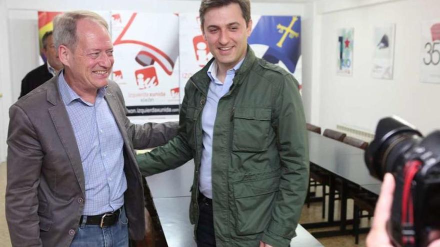 Aurelio Martín y José María Pérez, ayer, en la sede de IU, antes de la reunión.