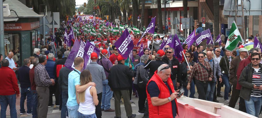 Miles de personas participan en la marcha convocada por los sindicatos para este martes, Día Internacional del Trabajo