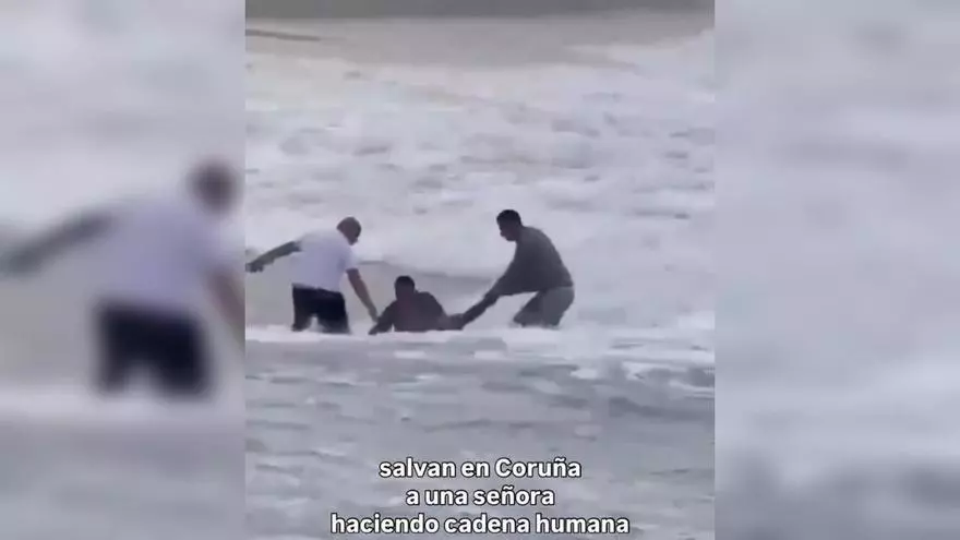 Así fue el rescate de la mujer arrastrada por el oleaje en la playa de Riazor de A Coruña