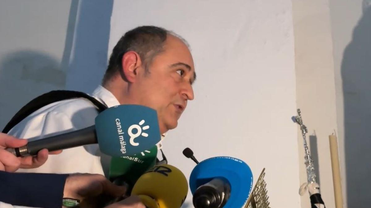 Rafael Retana, hermano mayor de la Estrella, anunciando la suspensión de la salida