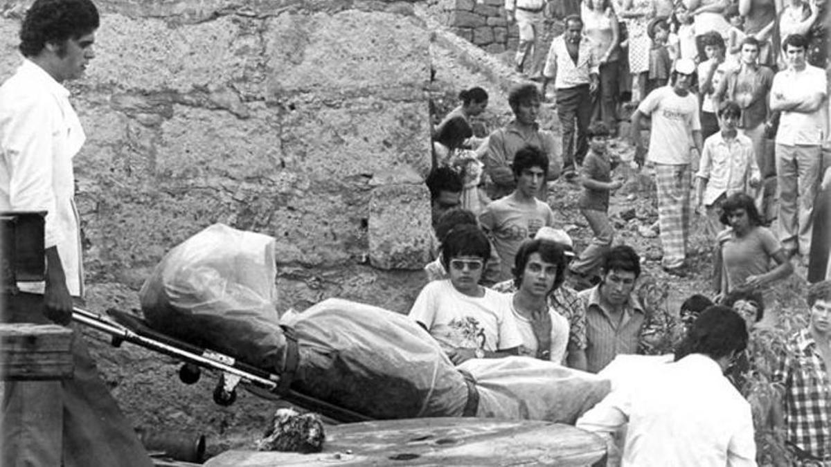 El cadáver del empresario es sacado del pozo.