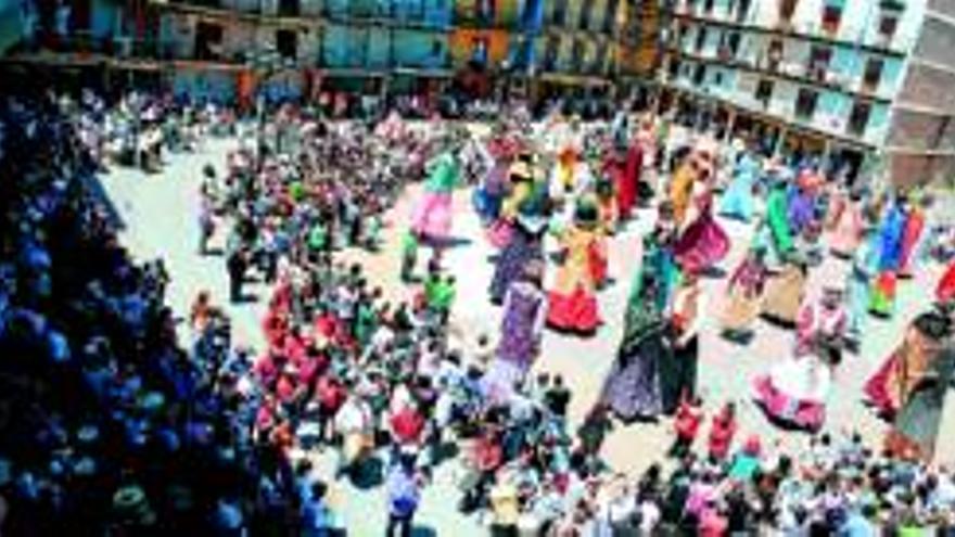 Las calles de Calatayud se llenan de colorido y diversión con motivo del día del patrón, San Íñigo