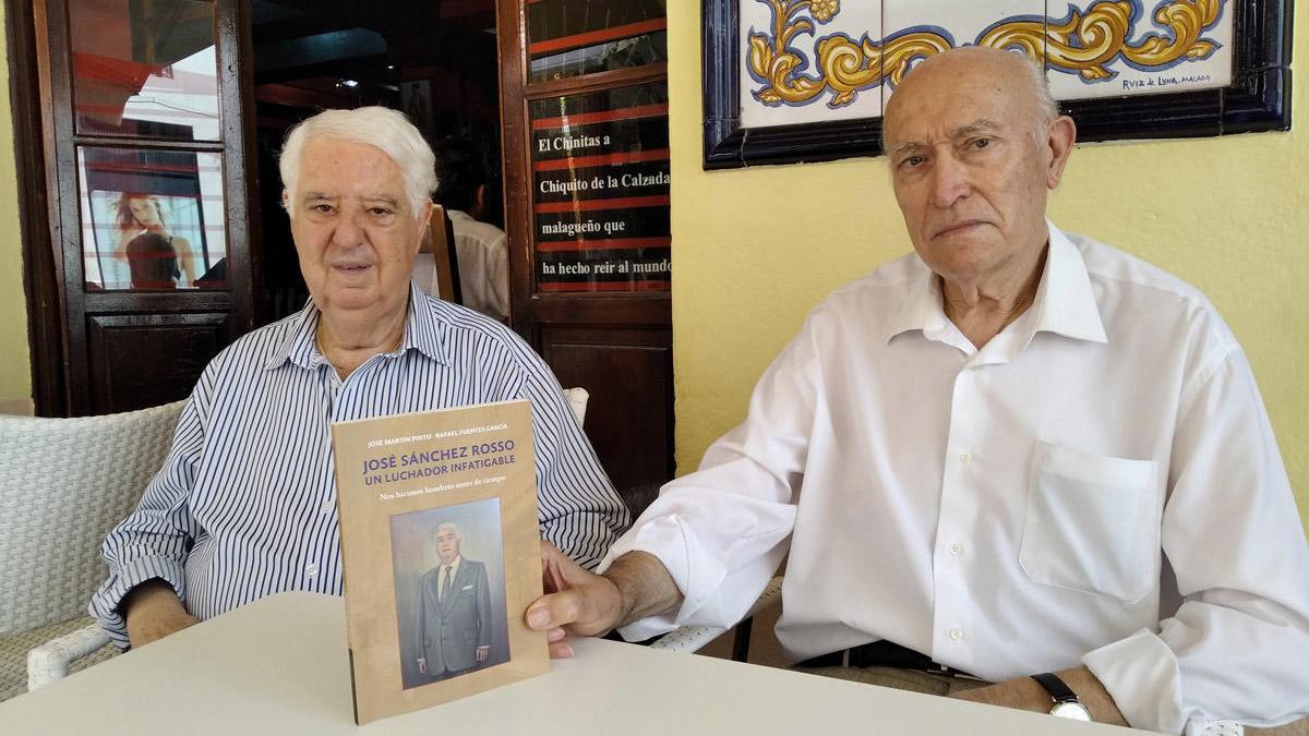 Pepe Sánchez Rosso, esta semana en su restaurante El Chinitas, con su amigo de juventud y coautor de la biografía, José Martín Pinto.