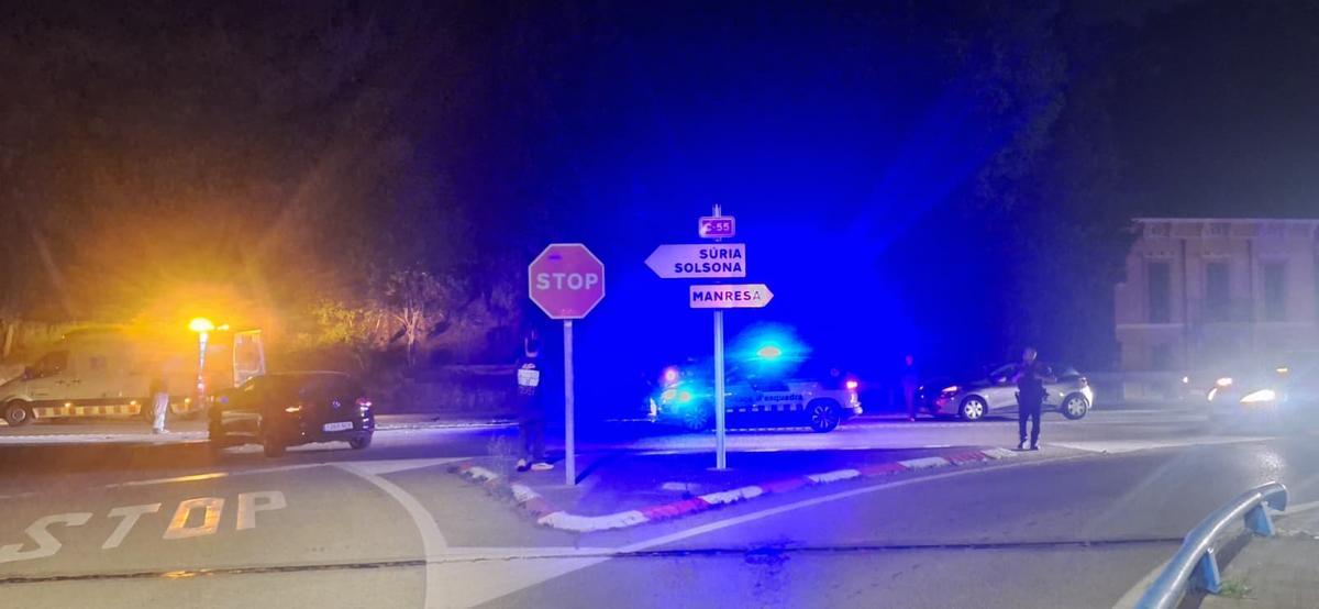 Imatge de l'accident a la C-55 amb una ambulància i un vehicle dels mossos