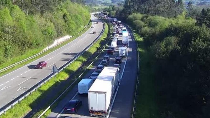 La avería de un camión en la zona de obras del nudo de Serín genera retenciones kilométricas en la &quot;Y&quot;: &quot;Es una vergüenza&quot;, claman los conductores