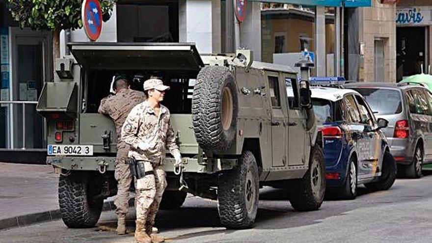 Los zapadores de la base militar de Alcantarilla patrullaron ayer en el municipio.