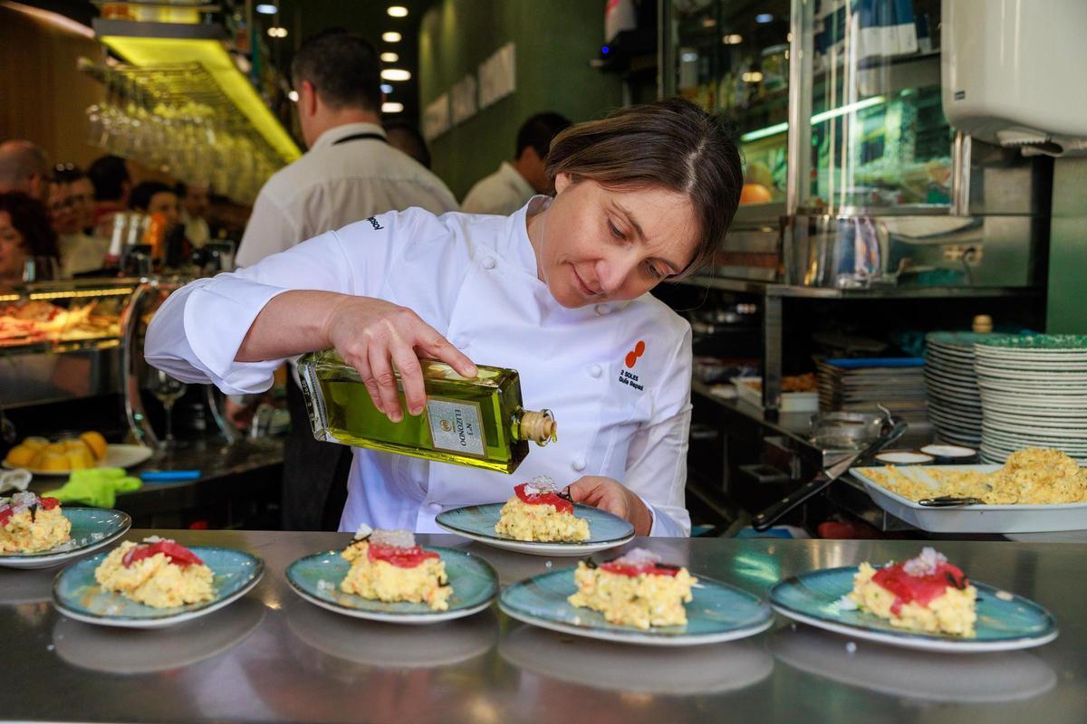 Lucía Freitas preparando una ensaladilla como las de Lume, su barra gastronómica en Santiago de Compostela.