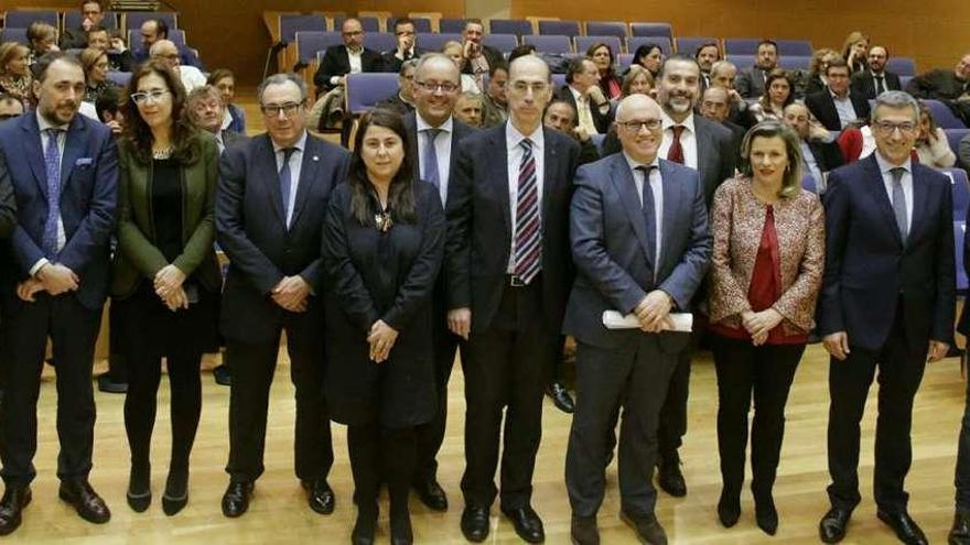 Almuíña, con los responsables de las áreas sanitarias, en la firma de los Acuerdos de Gestión para 2018.