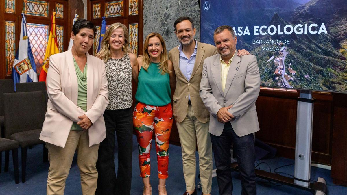 Foto de familia en el anuncio de la ecotasa en el Cabildo de Tenerife.