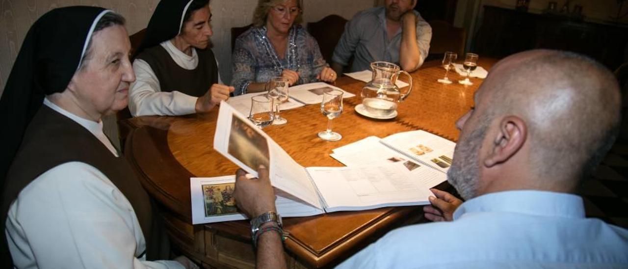 Ensenyat, reunido con sor Natividad Sanz y sor Victoria Román, representantes de las Jerónimas.