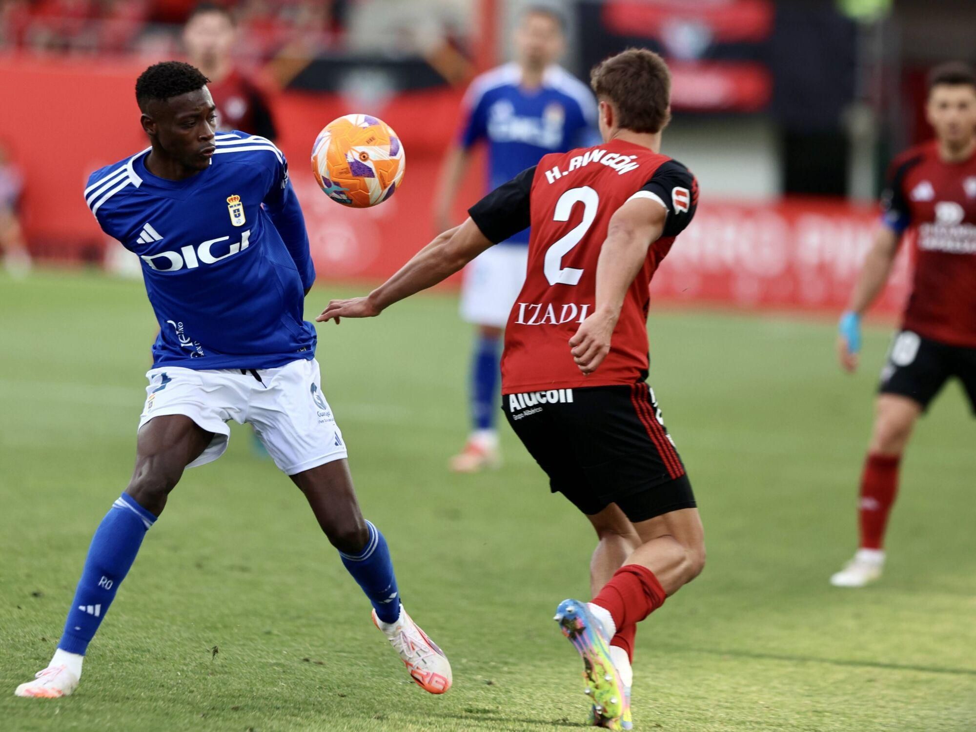 EN IMÁGENES: Ambientazo en la ida de la final por el ascenso a Primera entre Mirandés y Oviedo