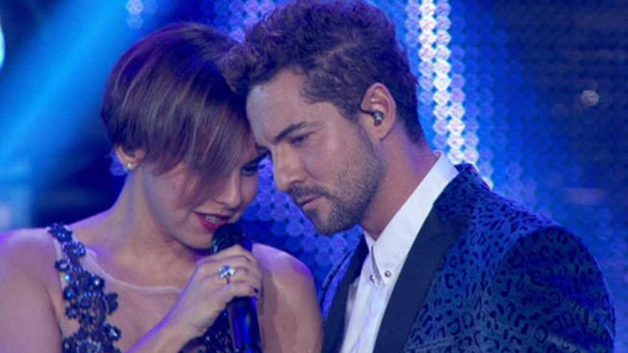 Chenoa y Bisbal interpretando &#039;Escondidos&#039;