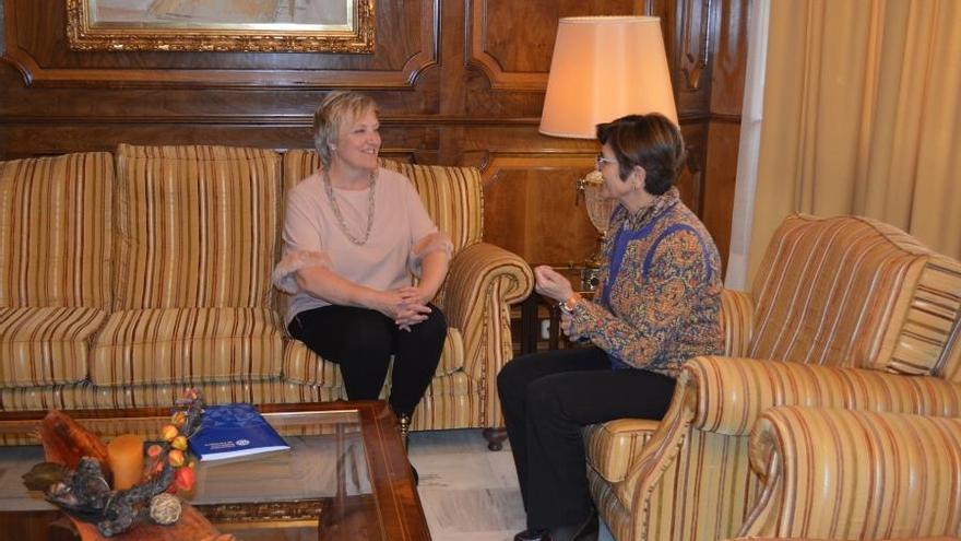 La directora de la Unidad de Igualdad, María José Lucas, acompañada de la presidenta de la Asamblea Regional, Rosa Peñalver