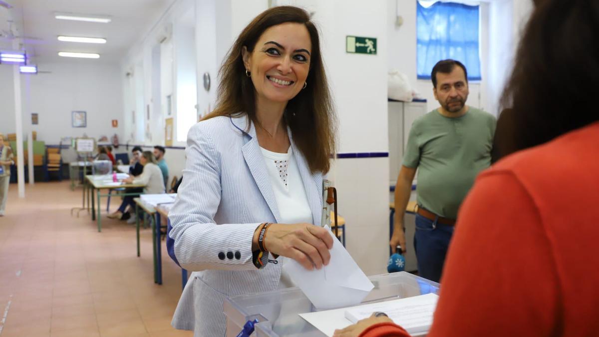 Yolanda Almagro vota en el colegio López Diéguez.