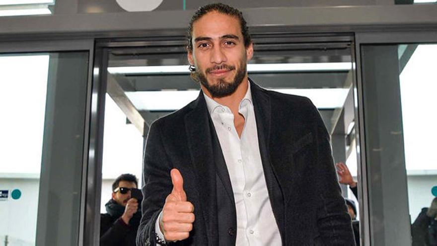 Martín Cáceres llegó a Turín para fichar por la Juve.