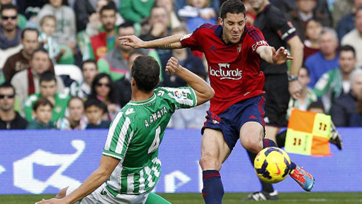 El defensa del Betis Antonio Amaya (i) y el centrocampista del Osasuna Álvaro Cejudo luchan por el balón, durante el partido disputado el 12 de enero del 2014.