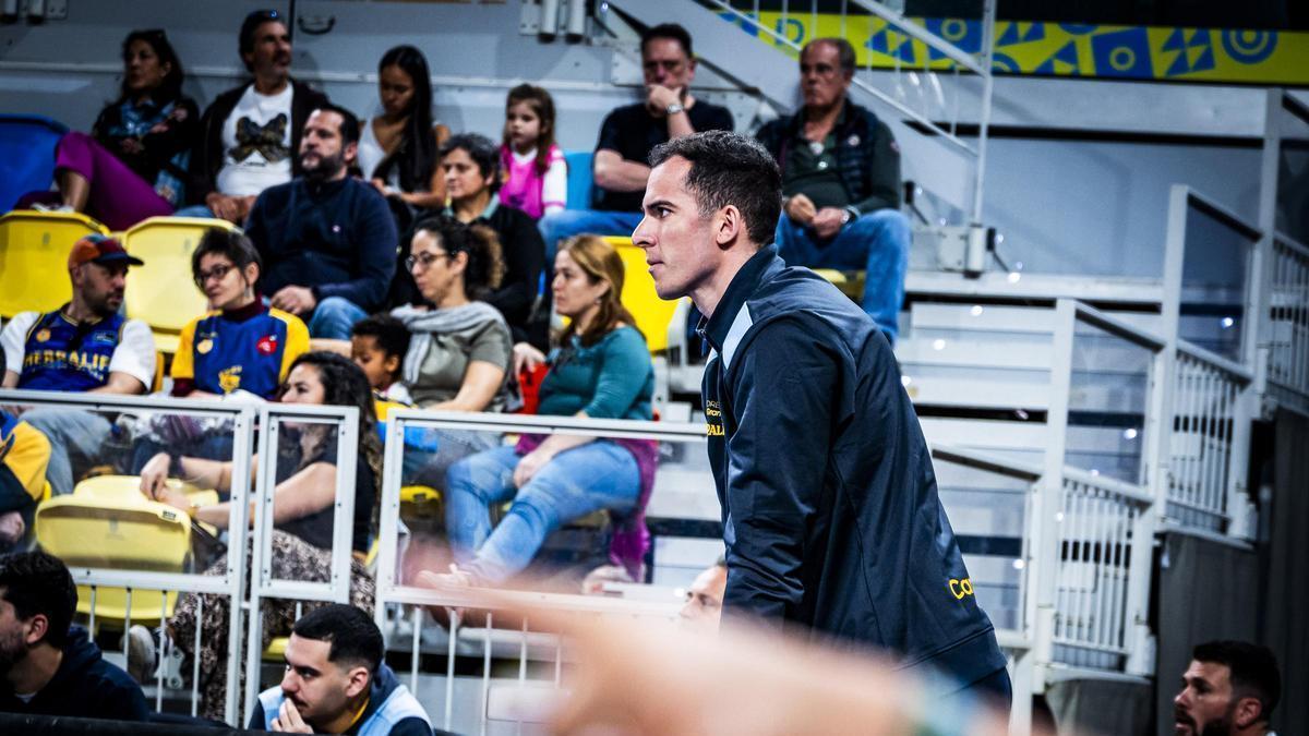 Miquel Salvó siguiendo desde uno de los fondos del Arena el duelo entre el Granca y el Breogán.