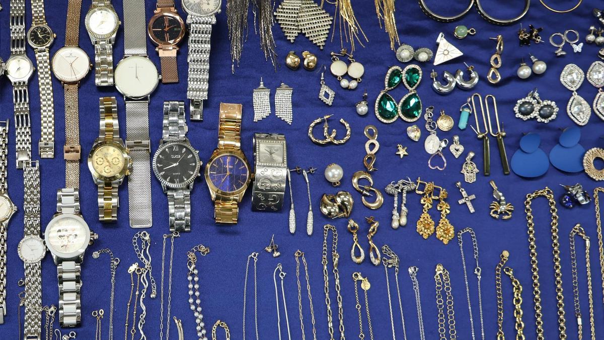 Relojes y joyas que recuperó la Policía en la operación.