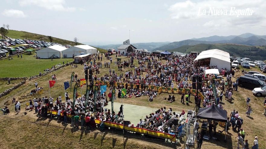 Las impresionantes IMÁGENES DE DRON de la boda vaqueira: la fiesta de la braña de Aristébano, desde el cielo