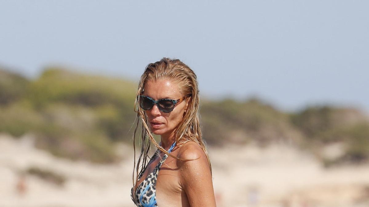 Esther Cañadas en Ibiza, con un bikini con estampado de leopardo