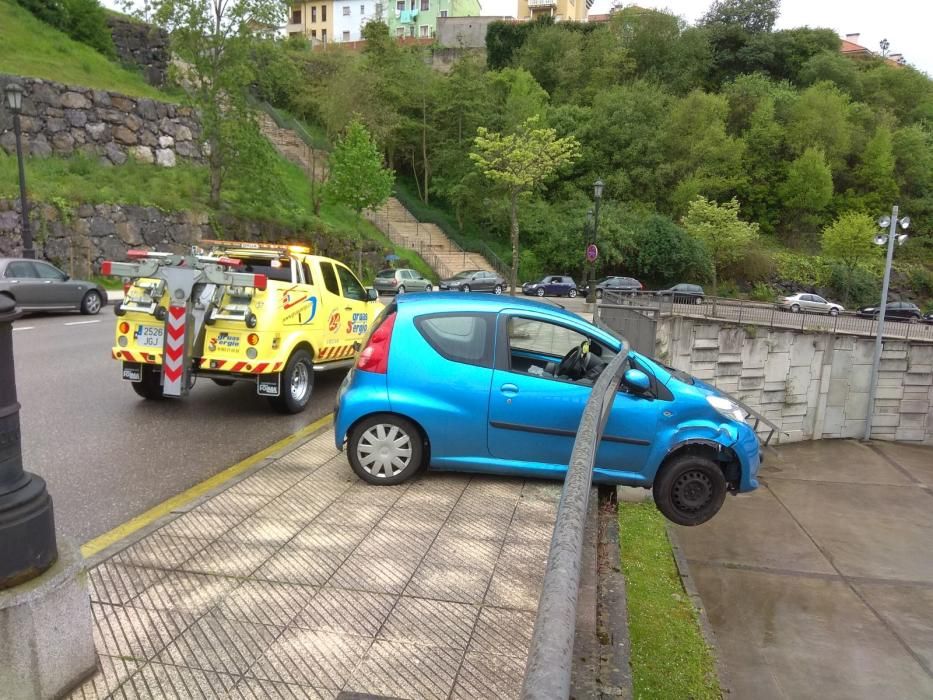 Coche asomado al Tartiere tras accidente.