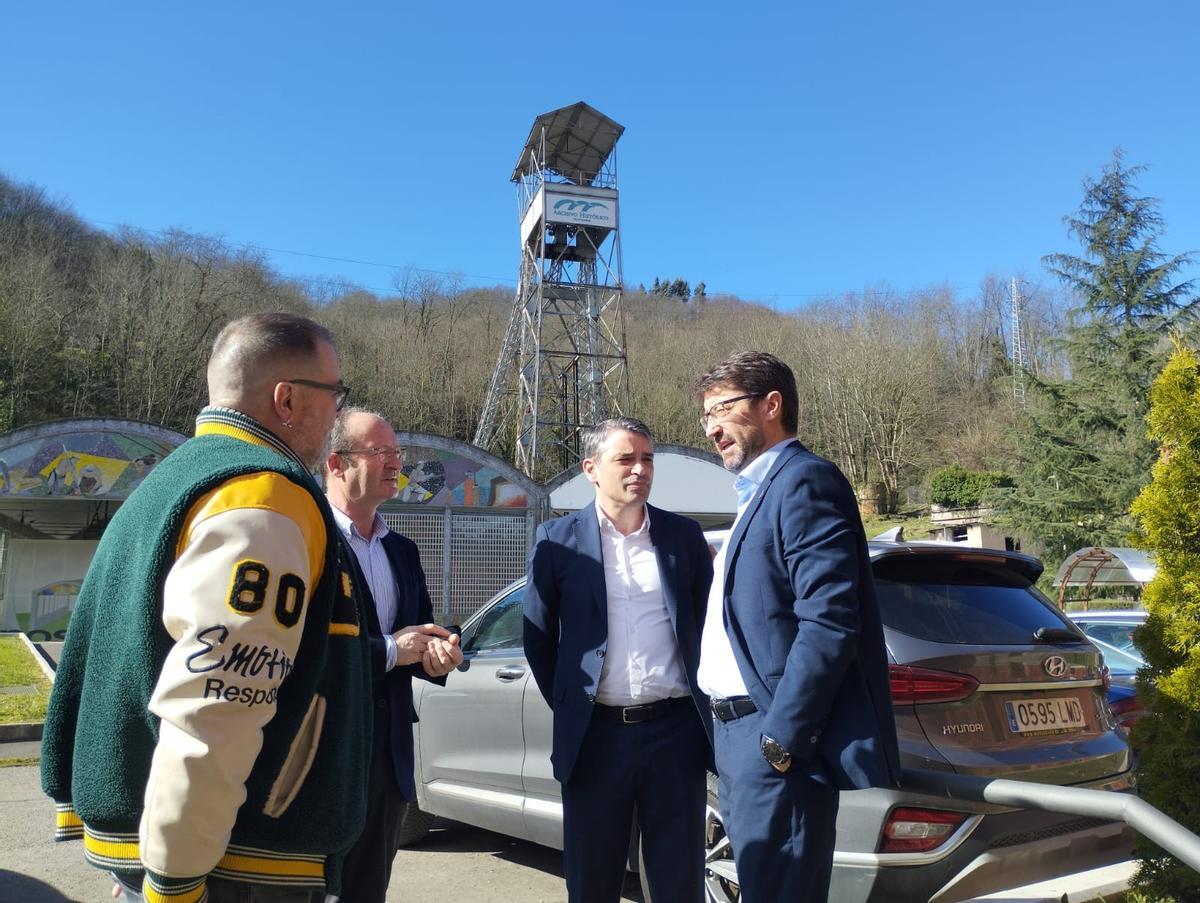 Por la izquierda, Roberto García, Javier Cueli, Juan Carlos Campo y Enrique Fernández, con el castillete del pozo Fondón al fondo.