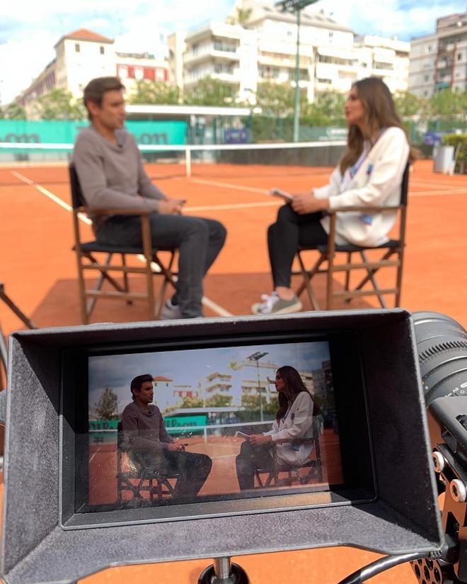 Sara Carbonero entrevista al tenista David Ferrer con cárdigan de Sandro