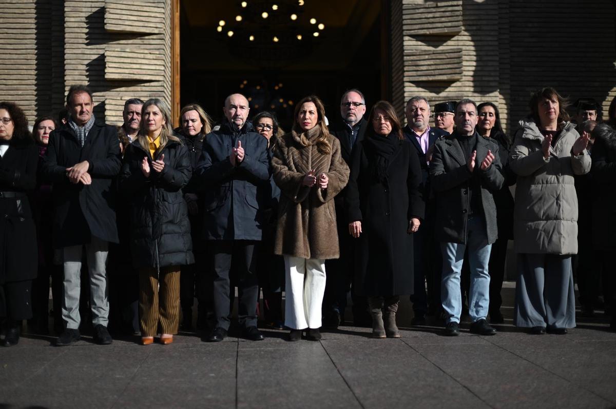 Minuto de silencio a las puertas del Ayuntamiento de Zaragoza.