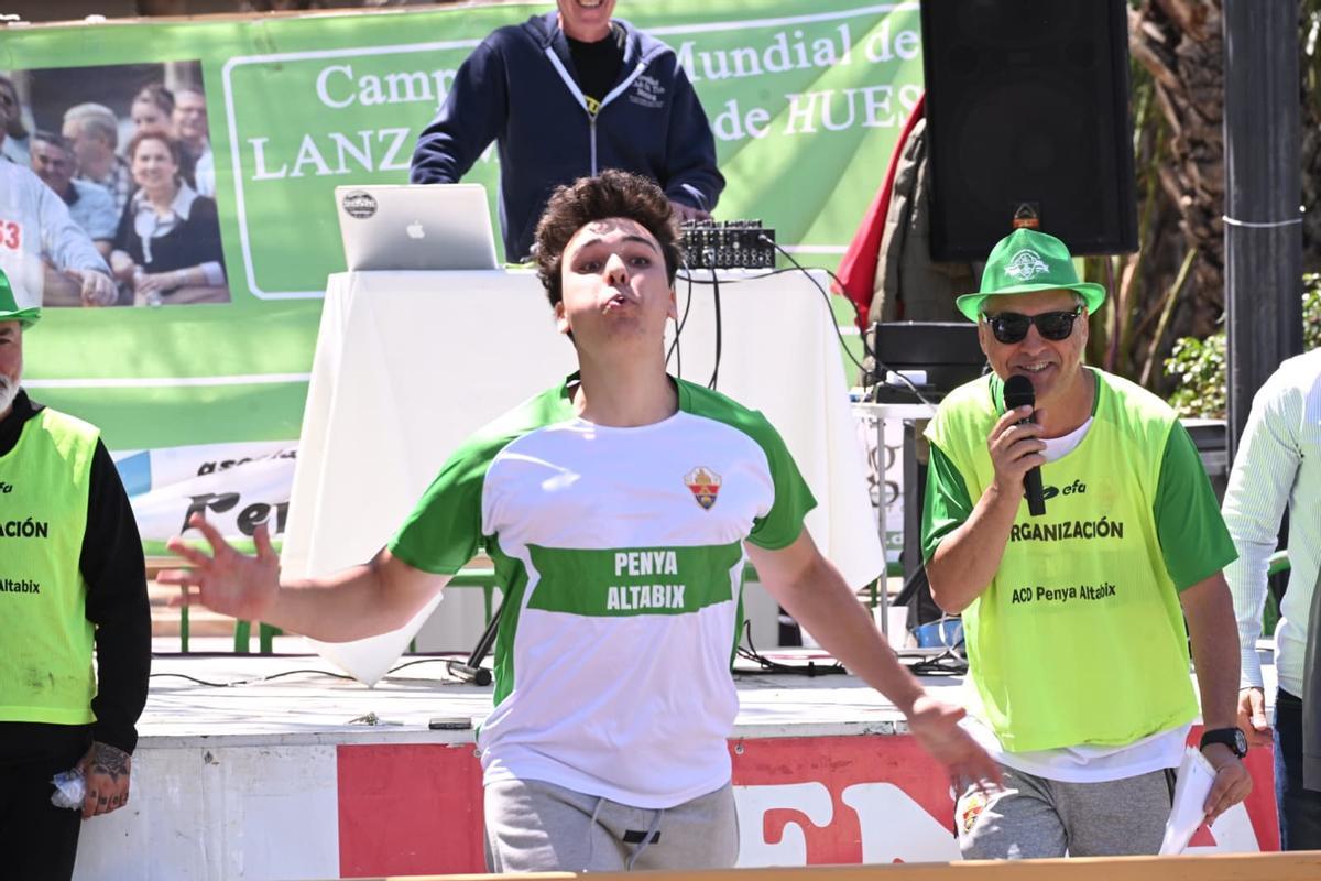 Los mejores momentos del campeonato de lanzamiento de hueso de dátil en Elche este segundo lunes de Pascua