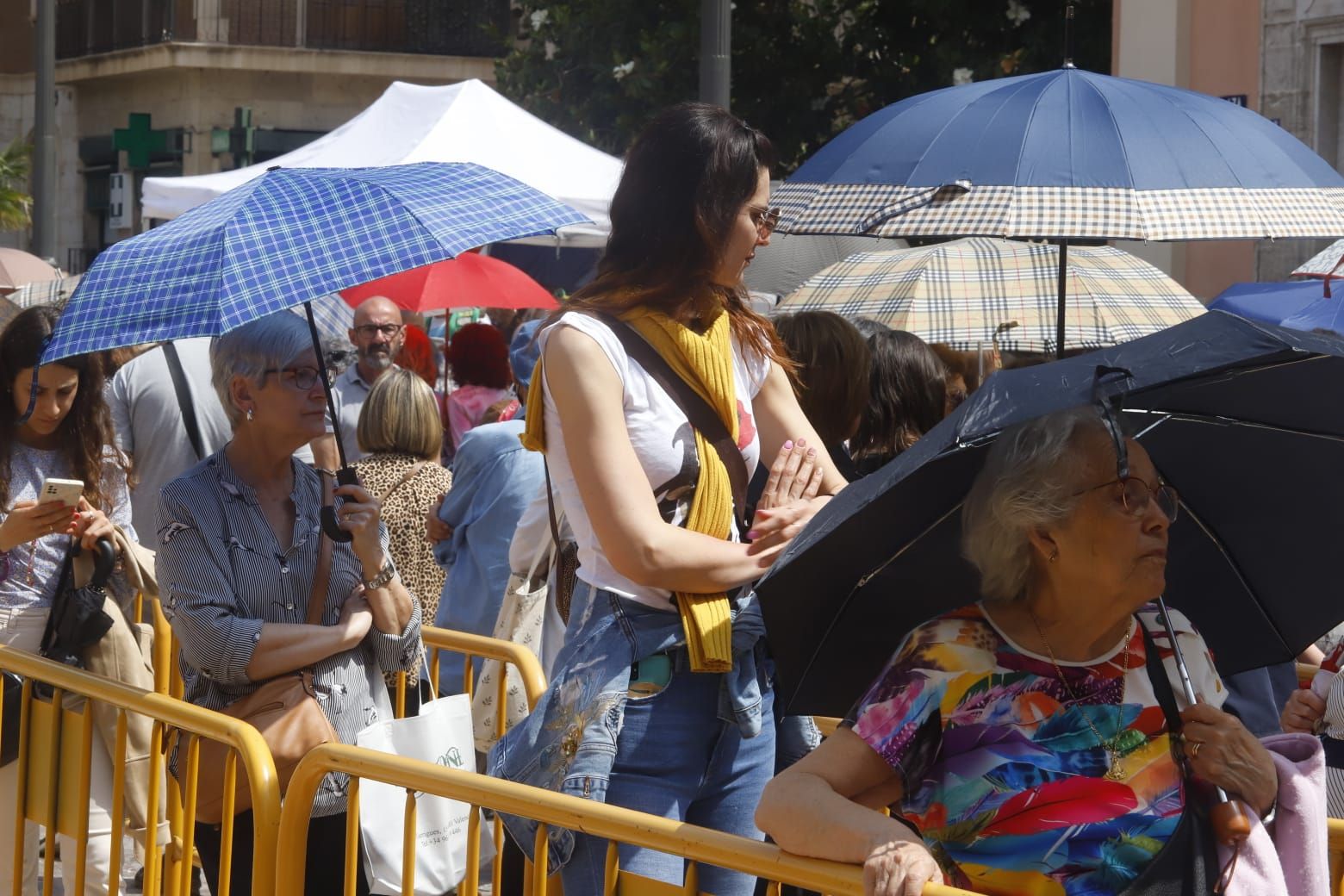 Comienza el Besamanos a la virgen pese al mal tiempo