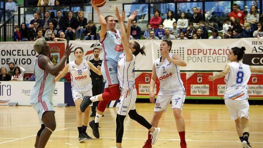 Raquel Carrera, del Celta Zorka, en un lanzamiento a canasta. // Marta G. Brea