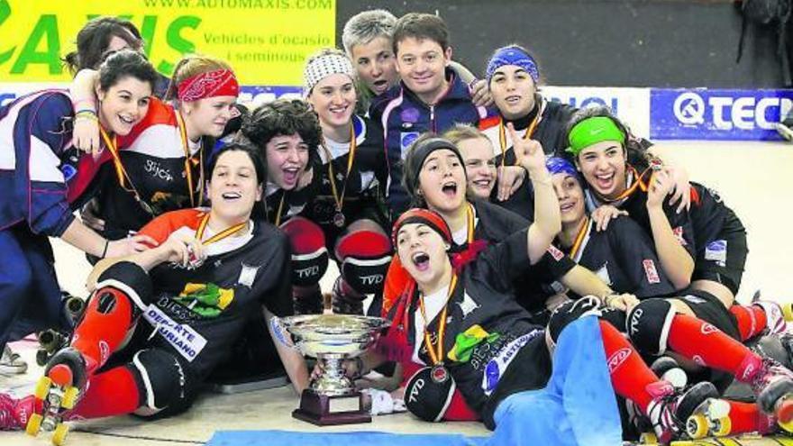 Jugadoras y cuerpo técnico del Biesca celebran el triunfo en la Copa de la Reina, en el pabellón de Reus.