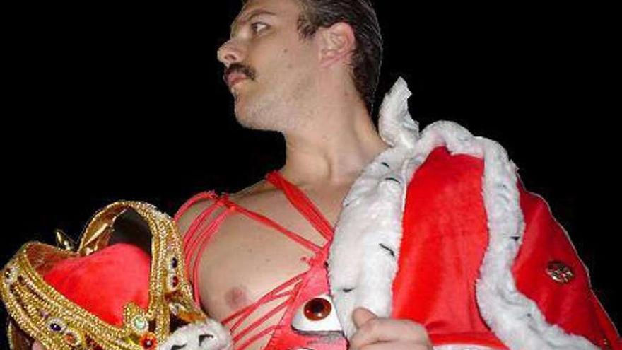 Jorge Busetto, &#039;alter ego&#039; de Freddie Mercury, con la &quot;corona&quot; de la Reina. // Doctor Queen